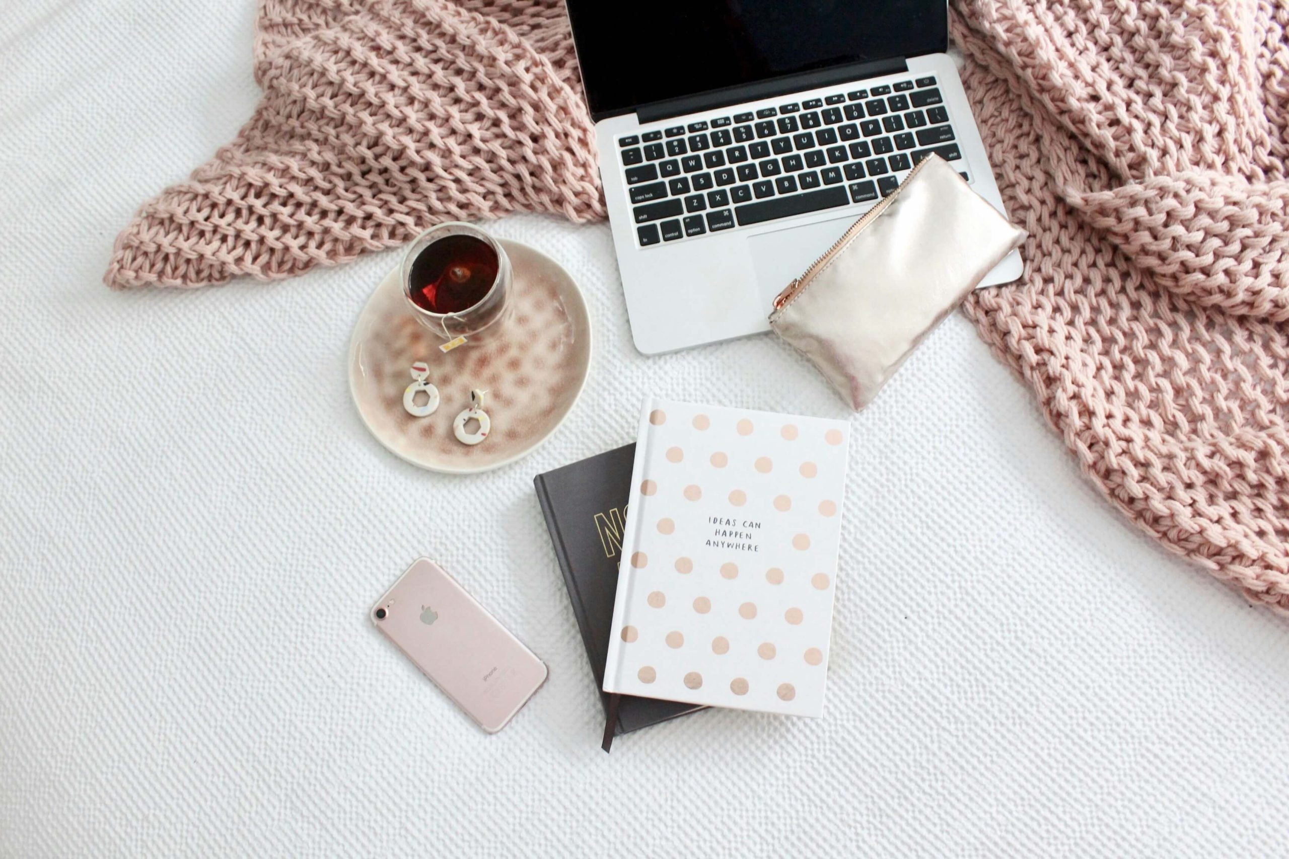 pc_cafe ordinateur et smartphone sur un canapé